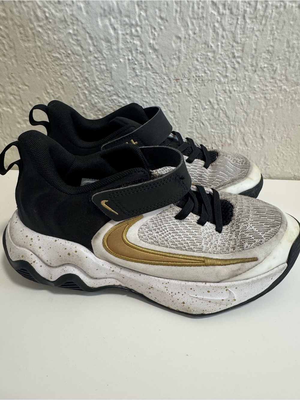 Nike Giannis Immortality Boys Basketball Sneakers White Black Gold US 1.5Y